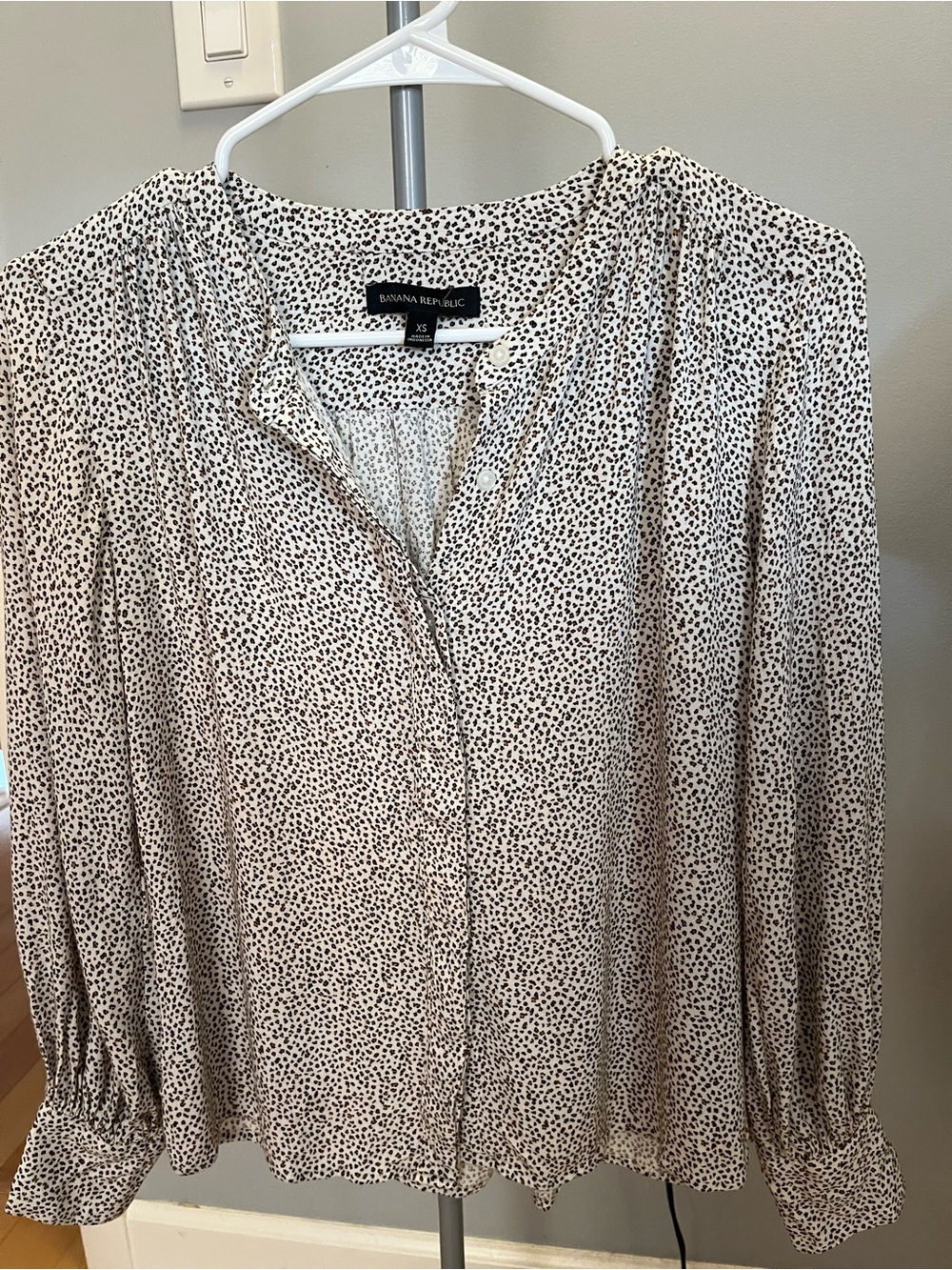 Banana Republic Mini Leopard Print Button Down Viscose Blouse Womens XS
